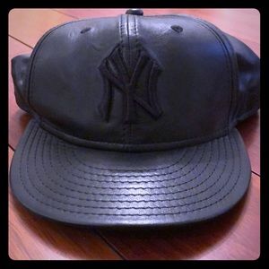 Yankees leather look trucker cap
